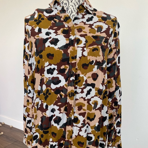 Woman’s button up blouse with army/flower pattern - Picture 1 of 3